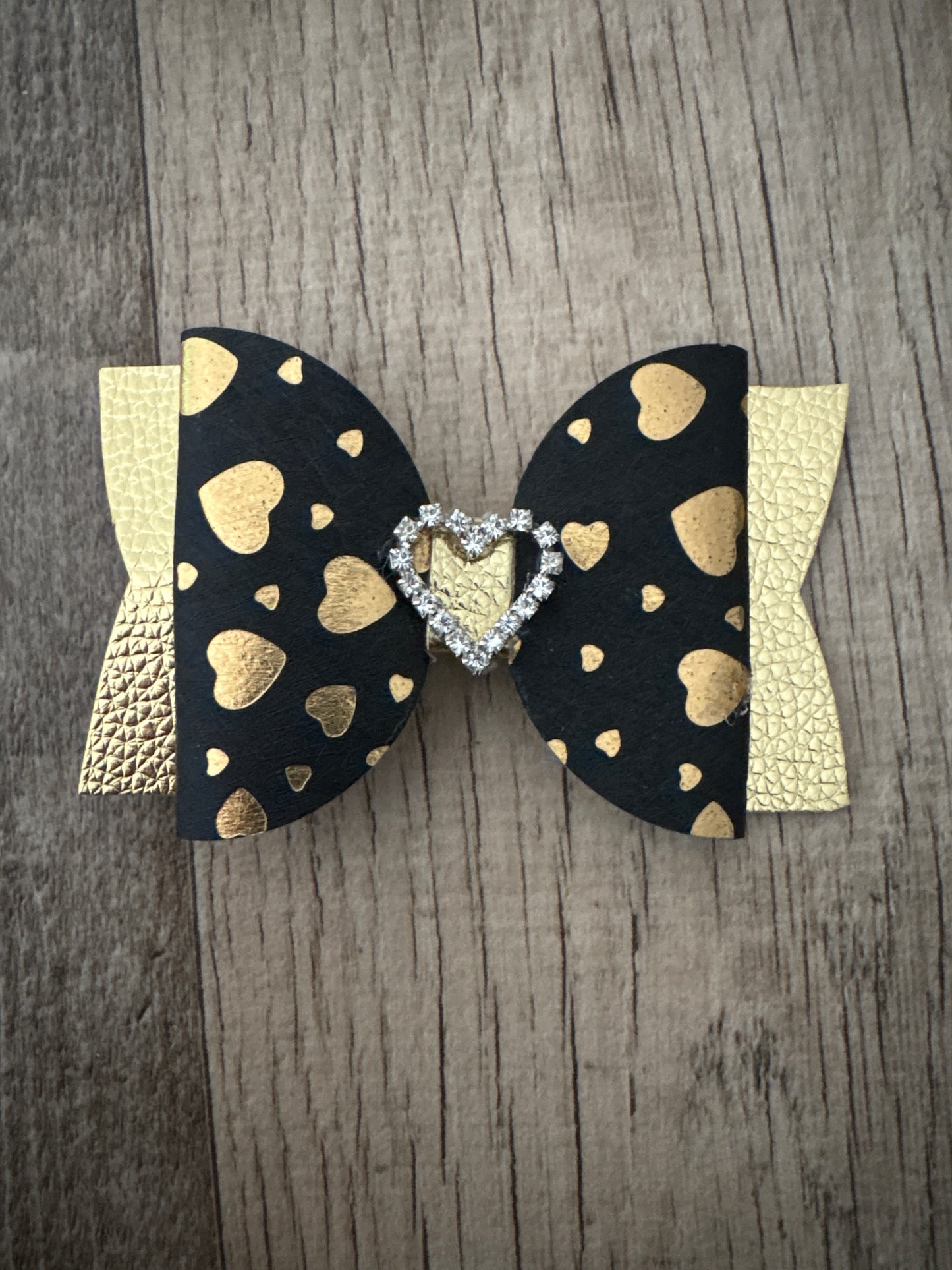 Black & gold heart medium bow on clip